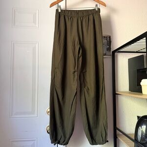 ENZA COSTA dark olive green elastic pull on cropped jogger pants